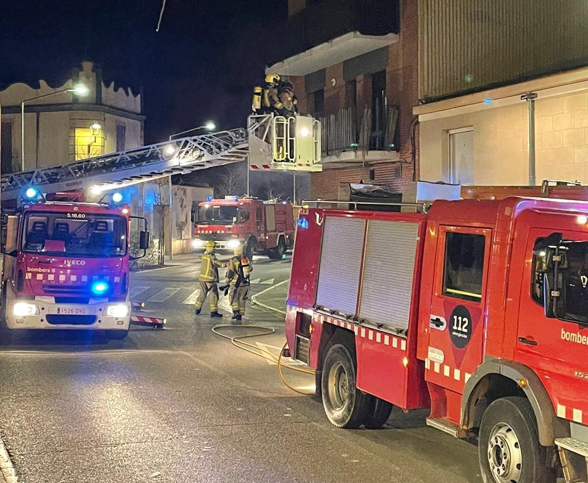 eixdiari's tweet photo. Un greu incendi agreuja els problemes d’inseguretat al conflictiu bloc ocupat de La Granada. L’Ajuntament va elaborar al mes d'abril un informe tècnic on es manifestava que no es podia viure en aquesta propietat
https://t.co/KD0wyXgaXT https://t.co/SrHXVzgCOh