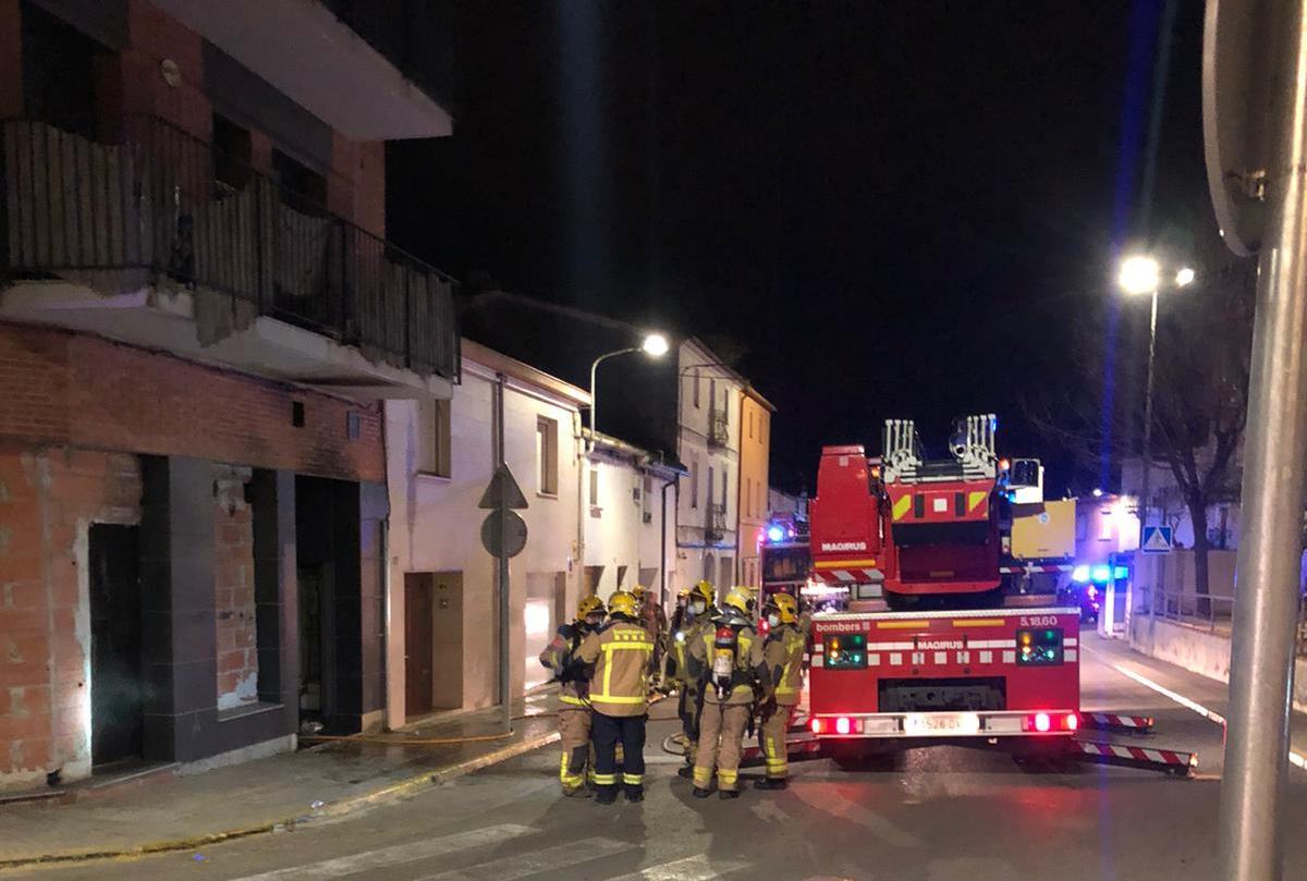 eixdiari's tweet photo. Un greu incendi agreuja els problemes d’inseguretat al conflictiu bloc ocupat de La Granada. L’Ajuntament va elaborar al mes d'abril un informe tècnic on es manifestava que no es podia viure en aquesta propietat
https://t.co/KD0wyXgaXT https://t.co/SrHXVzgCOh