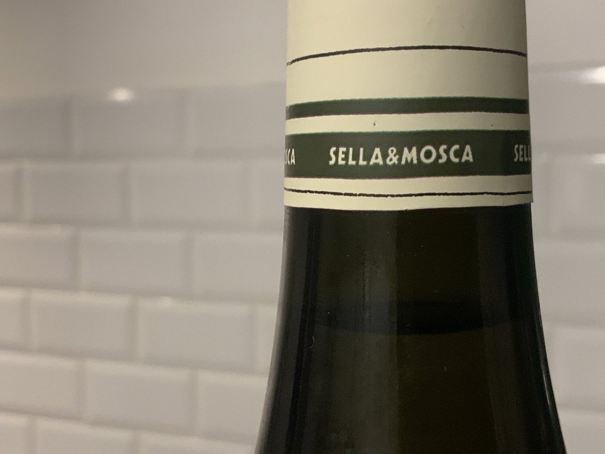 Andrea_Radic's tweet photo. Amici #winelovers questa sera in #Sardegna con Catore Alghero Torbato doc di #Sella&Mosca @terramoretti Al naso giunge netta la macchia mediterranea con frutta e fiori. Al palato avvolge sapido, dal carattere deciso e dal fascinoso lungo finale di fitta trama https://t.co/91sKzXnseJ