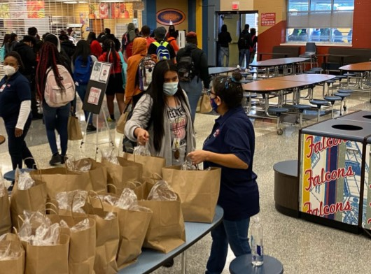 aldinecafe's tweet image. Students do not forget your weekend bundle meals today at dismissal. Bundle meals include breakfast and lunch for Saturday and Sunday! @AldineISD @TexasDeptofAg @SchoolLunch #weekendmeals