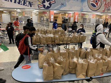 aldinecafe's tweet image. Students do not forget your weekend bundle meals today at dismissal. Bundle meals include breakfast and lunch for Saturday and Sunday! @AldineISD @TexasDeptofAg @SchoolLunch #weekendmeals