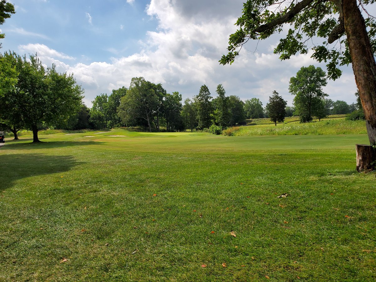 Shaker Run GC used to rate highly on Ohio's "Best of" public course lists. So much for rankings. As the housing component continues to fill-in, the routing & playing corridors get tighter and angles goofier. Wonderfully conditioned, but once was enough. 14/
