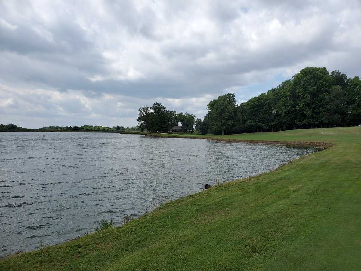 Shaker Run GC used to rate highly on Ohio's "Best of" public course lists. So much for rankings. As the housing component continues to fill-in, the routing & playing corridors get tighter and angles goofier. Wonderfully conditioned, but once was enough. 14/