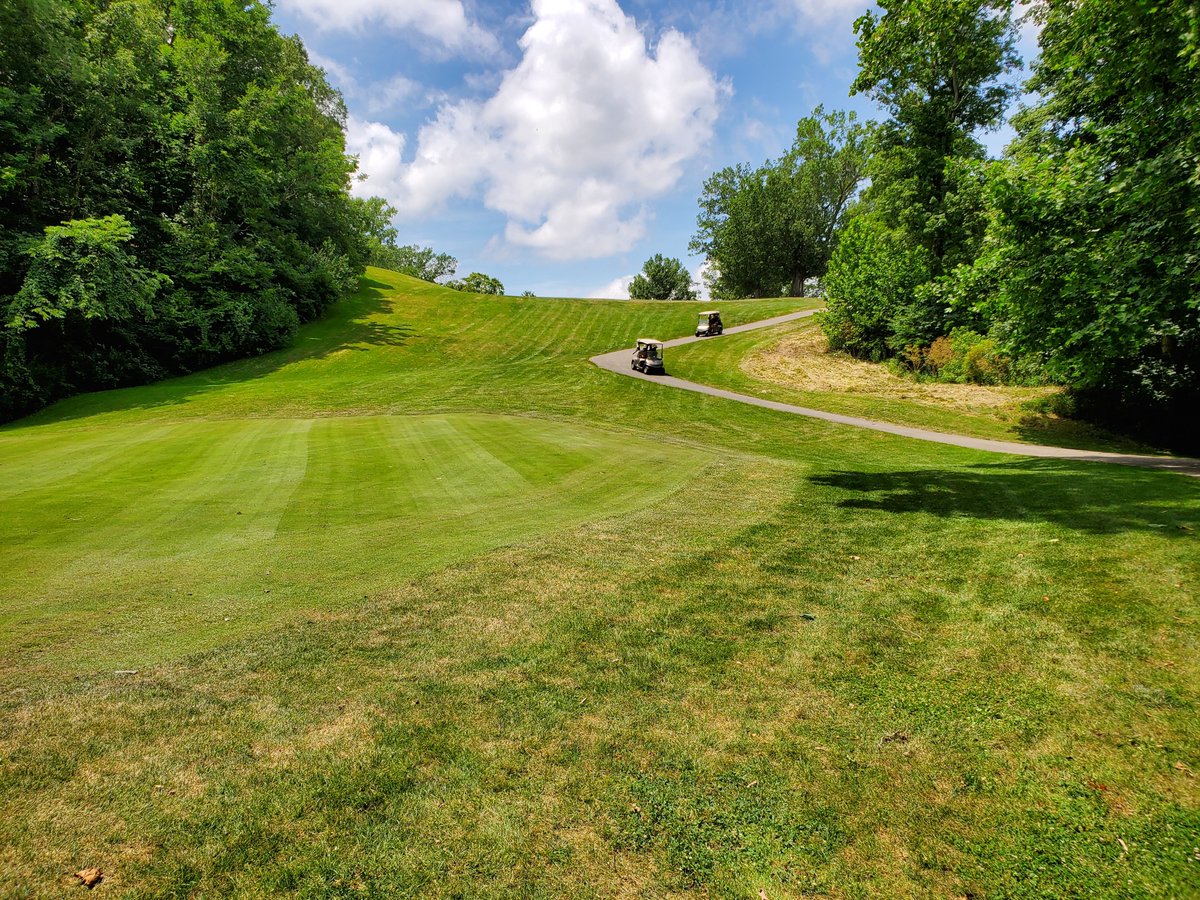 Shaker Run GC used to rate highly on Ohio's "Best of" public course lists. So much for rankings. As the housing component continues to fill-in, the routing & playing corridors get tighter and angles goofier. Wonderfully conditioned, but once was enough. 14/