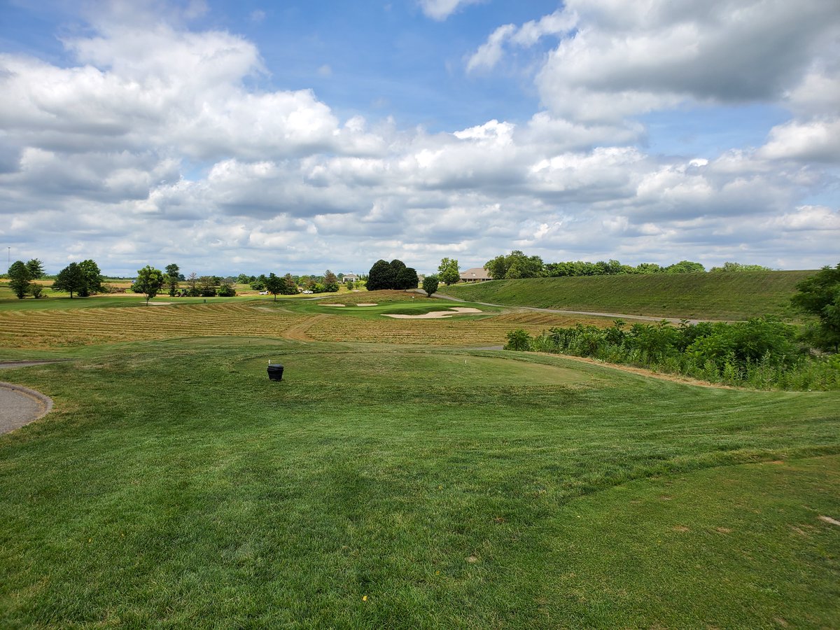 Shaker Run GC used to rate highly on Ohio's "Best of" public course lists. So much for rankings. As the housing component continues to fill-in, the routing & playing corridors get tighter and angles goofier. Wonderfully conditioned, but once was enough. 14/