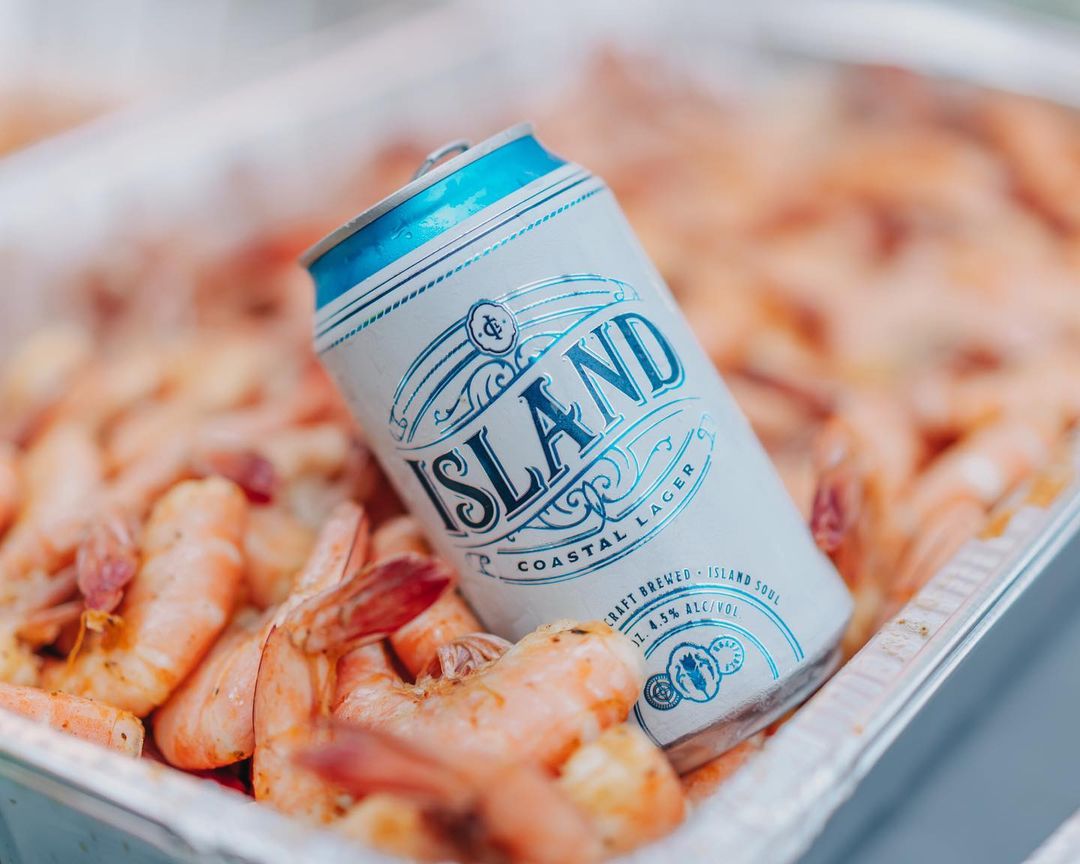 The perfect lager for local seafood.

#islandcoastallager #beerdrinkers #islandbrands #freshshrimp #shrimpboat #eatlocal #localseafood #oceantotable
📸: Joey Taylor