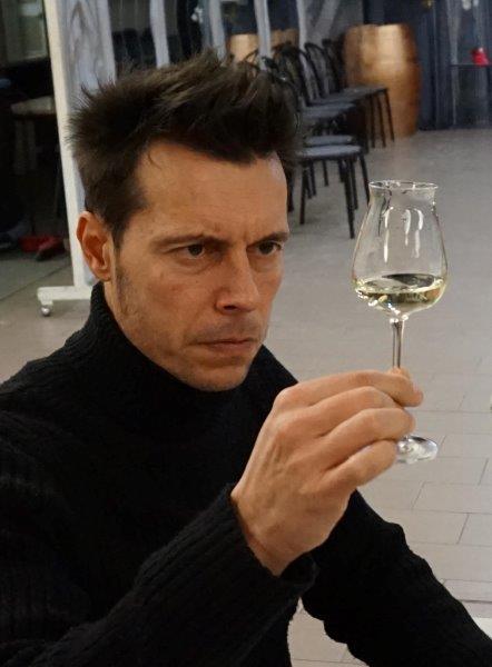 AnagItalia's tweet photo. Vista, olfatto, retrolfatto e gusto. Sensi e “buon senso” per degustare una buona #grappa con una “cultura del #buonbere consapevole” attenta alla qualità, come sanno bene e insegnano gli #assaggiatori Anag. Buon weekend a tutto spirito 🥂 https://t.co/yKHAzdj3iv