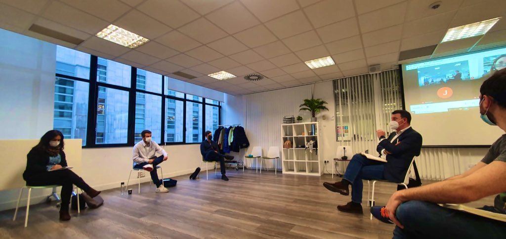 BbfFintech's tweet photo. Nuestro prog de #innovación abierta tiene 1objetivo: apoyar al #comercio local y pequeñas #pymes

Hoy estamos con Julián Ruiz de @CecobiBizkaia:“Es clave diseñar herramientas basadas en la #colectividad y q aprovechando las economías de escala,nos permitan ganar #competitividad” https://t.co/H4b86OQvfu