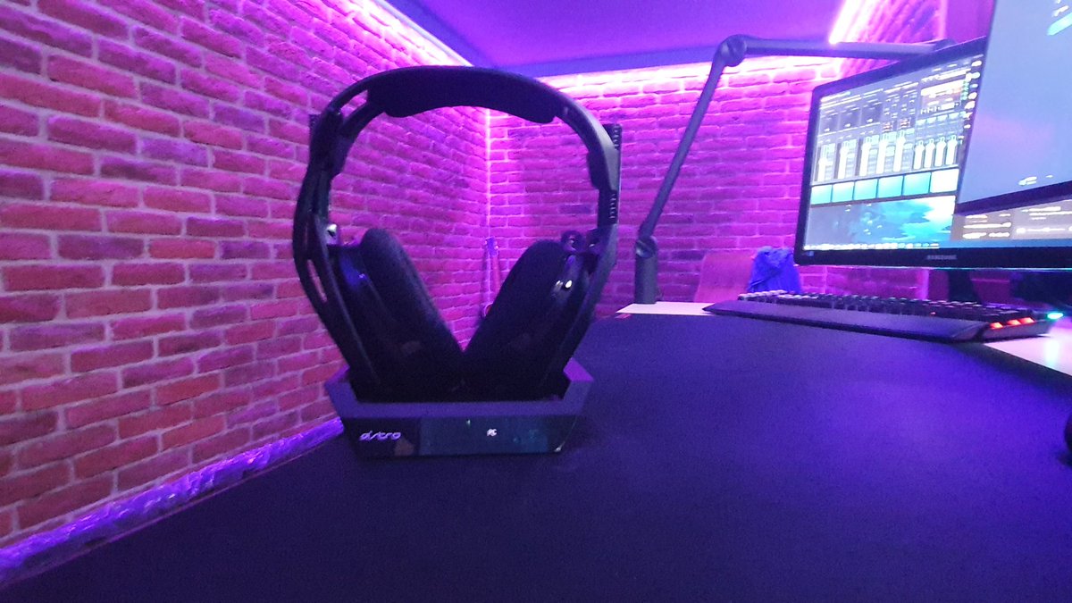 Motrisha's tweet photo. @ASTROGamingUK it's at the right place where it needs to be. and thx for making the best headset ever @ASTROGamingUK @ASTROGaming 💙 https://t.co/p5zct3OHVc