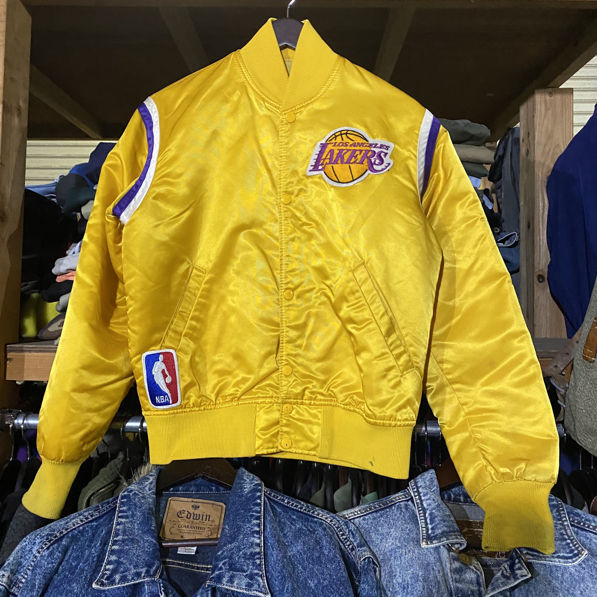 古着倉庫 Old Garage スカジャン スタジャン共にたくさんご用意しております Lakersスタジャンは色違いもありますので おそろコーデも出来ますよ Disneyもあります 古着倉庫 古着卸 古着屋 福岡古着 久留米古着 Disney スカジャン 古着
