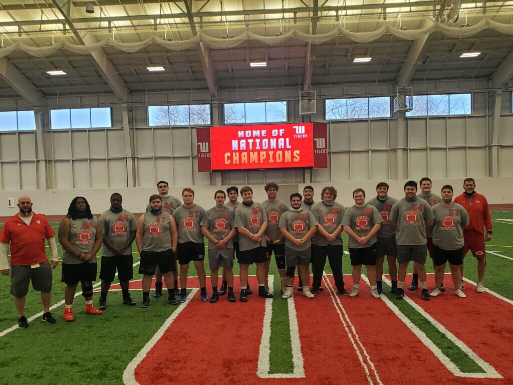 CarterBluvol's tweet photo. Blessed to call Springfield home for the next 4 years! @CoachFincham @CoachMarquis @WittFootball @orangefbcoach #TigerUp https://t.co/BAnnrDKfOP