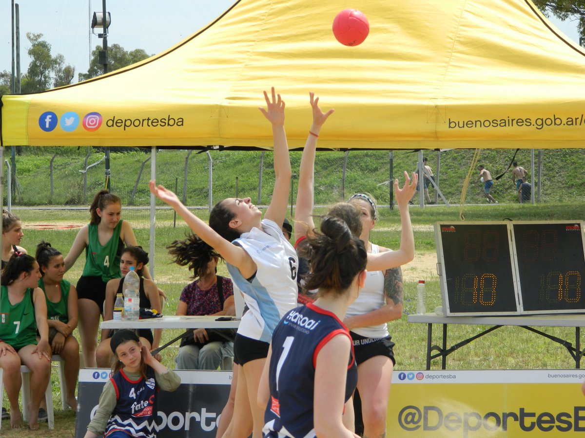 Muchos de los deportes que seguimos tienen orígenes lejanos a nuestro país y a nuestro continente 🌎. Sin embargo, existe un deporte argentino 🇦🇷 y es el cestoball, y como consecuencia, su versión adaptada a la arena, el beach cestoball. ¿Querés conocerlo mejor?

Abrimos hilo 👇