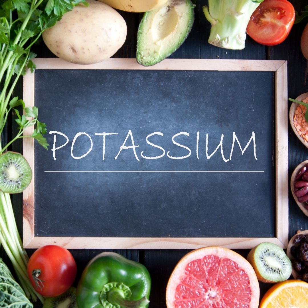 AACPRFirstAid's tweet photo. Did you know that potassium lessens the harmful effects of sodium on blood pressure?

Try to eat or drink at least 4,700 milligrams of #potassium a day! Good sources of potassium include bananas, orange juice, plain yogurt, prunes, and many more! https://t.co/SpMj9fceEs
