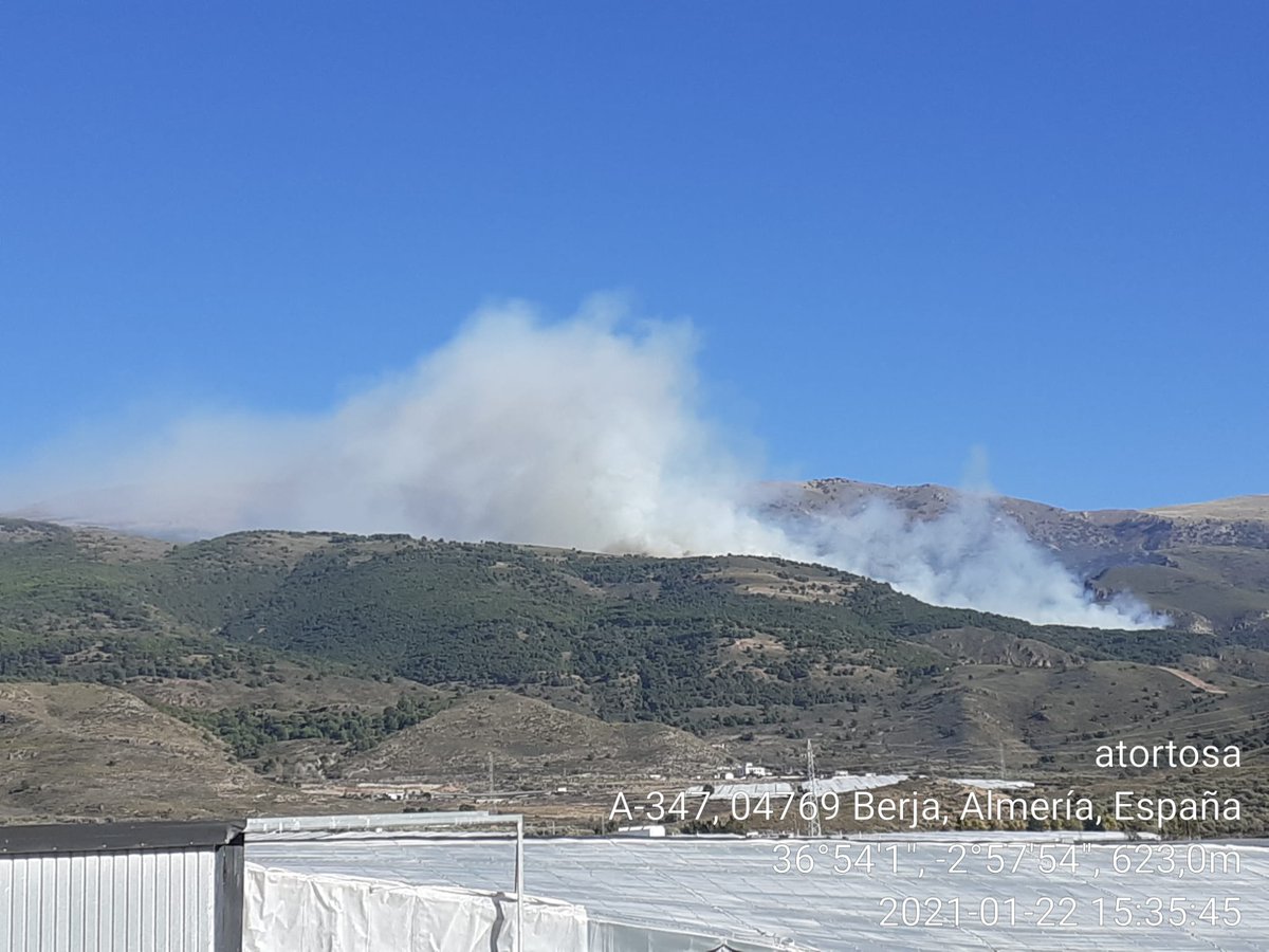 Plan_INFOCA's tweet photo. DECLARADO #IFBerja, #Almería, en paraje Cástala. Desplegamos: 49 #BomberosForestales, 2 #AAMM, 4 #TOP, 1 #TEX, 6 autobombas, la #UMIF, de Almería y el y el #SubdirCop de #Almería https://t.co/VpO1icQJJy