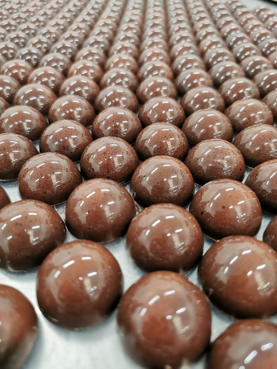 chef_erikVdV's tweet photo. When your assistant chocolatier smashes out perfect batches as if she were a seasoned veteran 👏
The future looks bright 🔆
#proudchef #proud https://t.co/hJYtvTZjSc