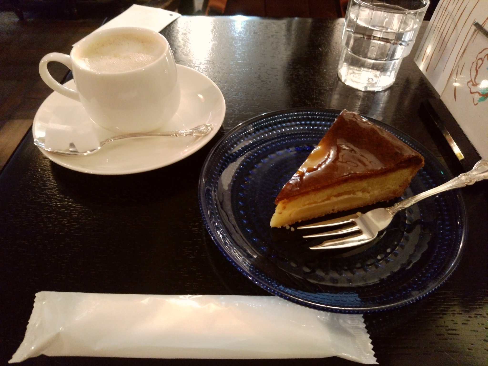 かみまる フランソア喫茶室 四条河原町 ケーキセット 1250円 珈琲 洋梨のタルト 昭和9年創業で 建物がフランス風の登録有形文化財 店員さんが 女給さん って感じで タイムスリップしたかのよう タルトもとっても美味しいんですが ここはチーズ かみまる フランソア喫茶室 四条河原町 ケーキセット 1250円 珈琲 洋梨のタルト 昭和9年創業で 建物がフランス風の登録有形文化財 店員さんが 女給さん って感じで タイムスリップしたかのよう タルトもとっても美味しいんですが ここはチーズ
