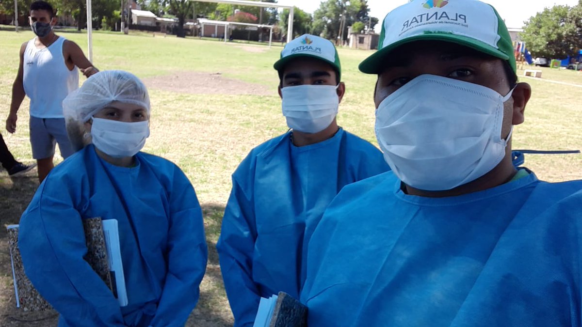 Domingorena's tweet photo. 😷Prevención #COVID19
📍#MonteCudine
📍#ElRocio 
#Ambiente y el Voluntariado Ambiental continúan colaborando junto al área de salud, en los operativos de rastreo sociosanitarios que impulsa el intendente @Andreswatsonok para la detección temprana de posibles casos de Covid-19. https://t.co/YvPx10LuPd