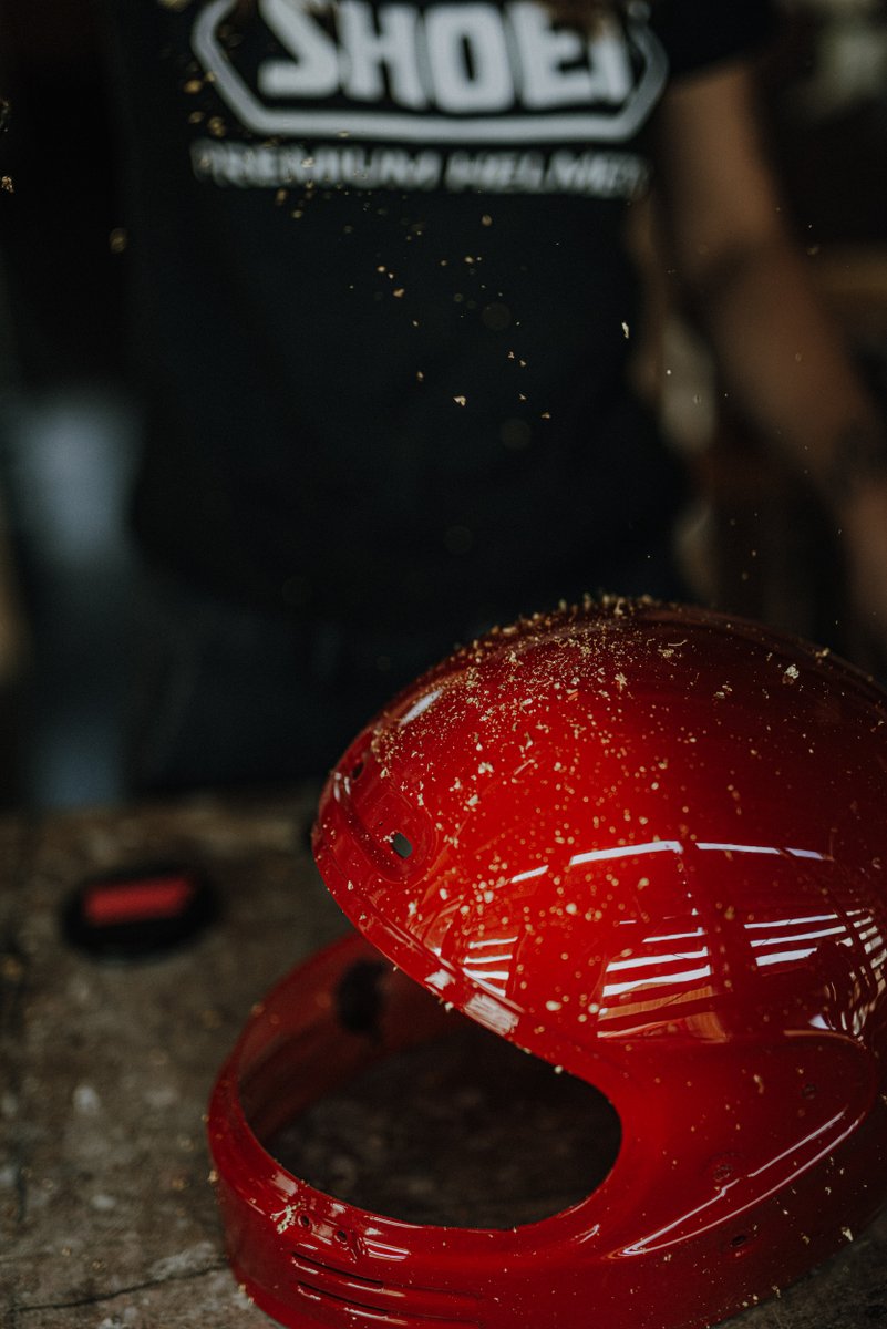 The SHOEI Glamster is getting gilded "A l'aventurine". It's a gilding technique used by Japanese craftsmen in the seventieth century.
The 24 carats gold flakes are blown on the "urushi" red lacquered background to create a gradient effect. 
Stay tuned for more...
#luckycatgarage