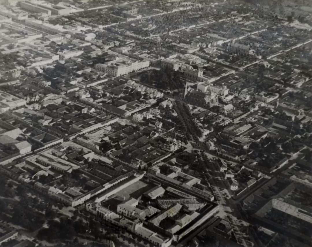 quetalquita's tweet photo. #FOTO 📸| (1950) Vista aérea de la Avenida Isidoro del Solar, más conocida como "la diagonal" 😍💜 La avenida lleva el nombre del alcalde de Talca, Isidoro del Solar, que diseñó la construcción, luego del gigantesco terremoto de 1928.
#Talca #Maule #chile
#LaDiagonal #historia https://t.co/seiFHtGkk9