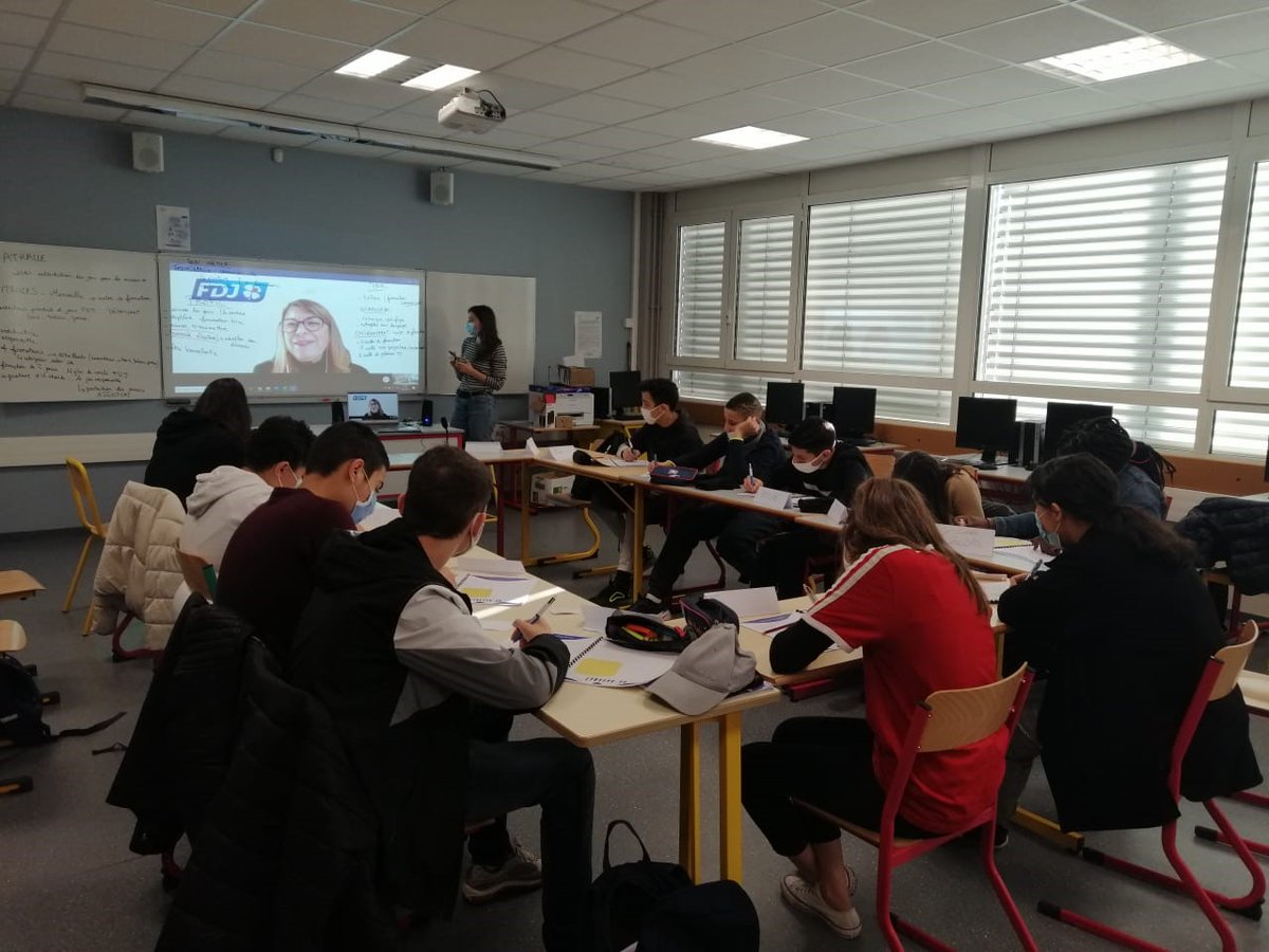 Alliance_edu_uw's tweet photo. La semaine de stage avec la Fondation d'entreprise @FDJ en distanciel, animée par @Cree_ton_avenir se termine aujourd'hui pour les 3e du #collègeStendhal. Les élèves ont dû imaginer une filiale de la FDJ sur la lune! Merci aux intervenants et collaborateurs présents #DéfiJeunesse https://t.co/FfHeEQy066