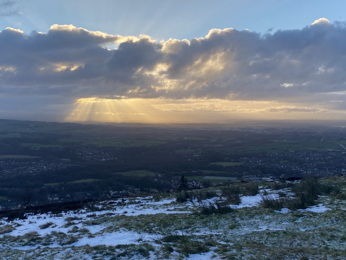 AndrewLilley123's tweet photo. Well, that is the darkest 2 months of the year out of the way, hopefully literally and metaphorically. #rollonweekend #byebyedryjanuary #notthetimeforsuchnonsense https://t.co/De6xw1nZXl