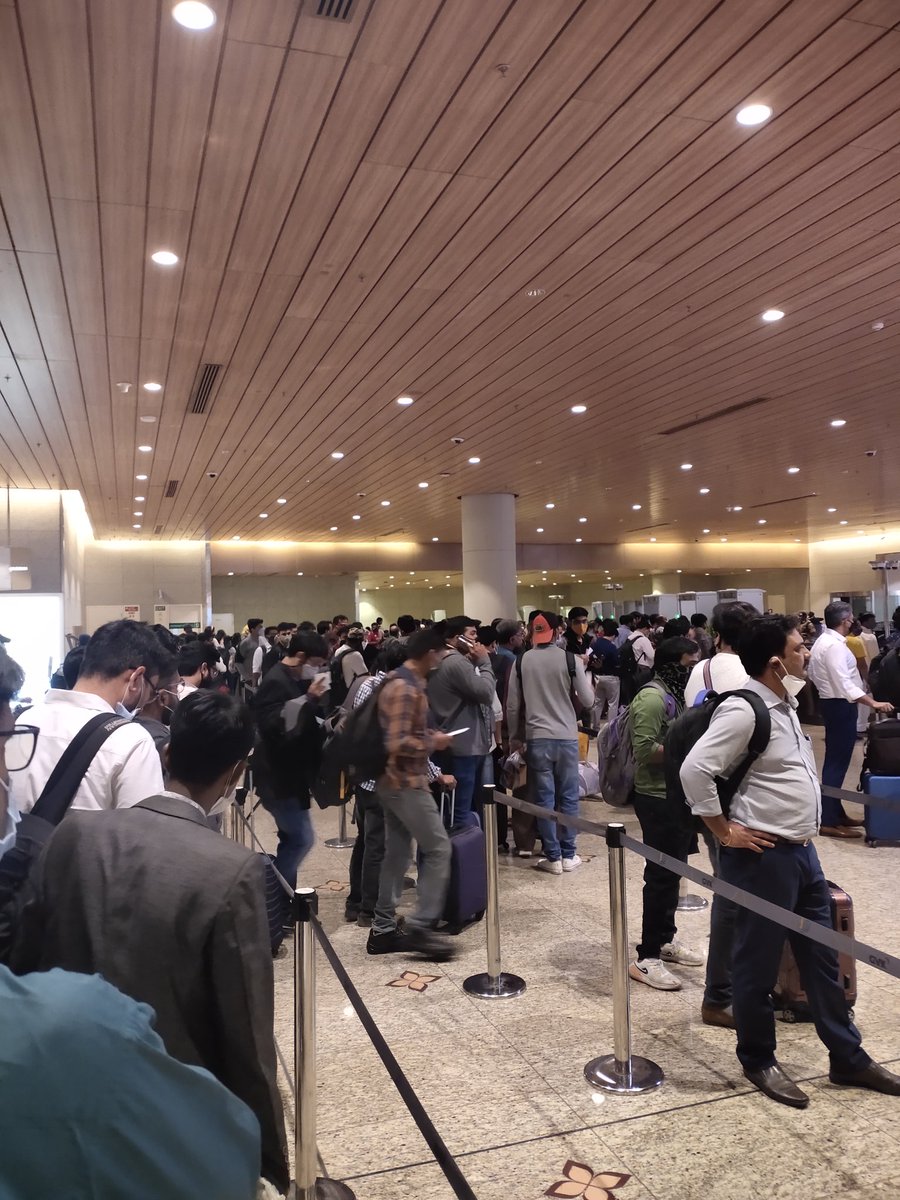 mumbaimatterz's tweet photo. No.. this isn't any #MumbaiLocal train station... This is the crowd at #Mumbai @CSMIA_Official domestic terminal... No signs of  #SocialDistancing, nor any attempt made to enforce.. Even the @flyspicejet bus was packed to the rafters, never seen such crowd even in out #BEST Bus. https://t.co/SashYmohMJ