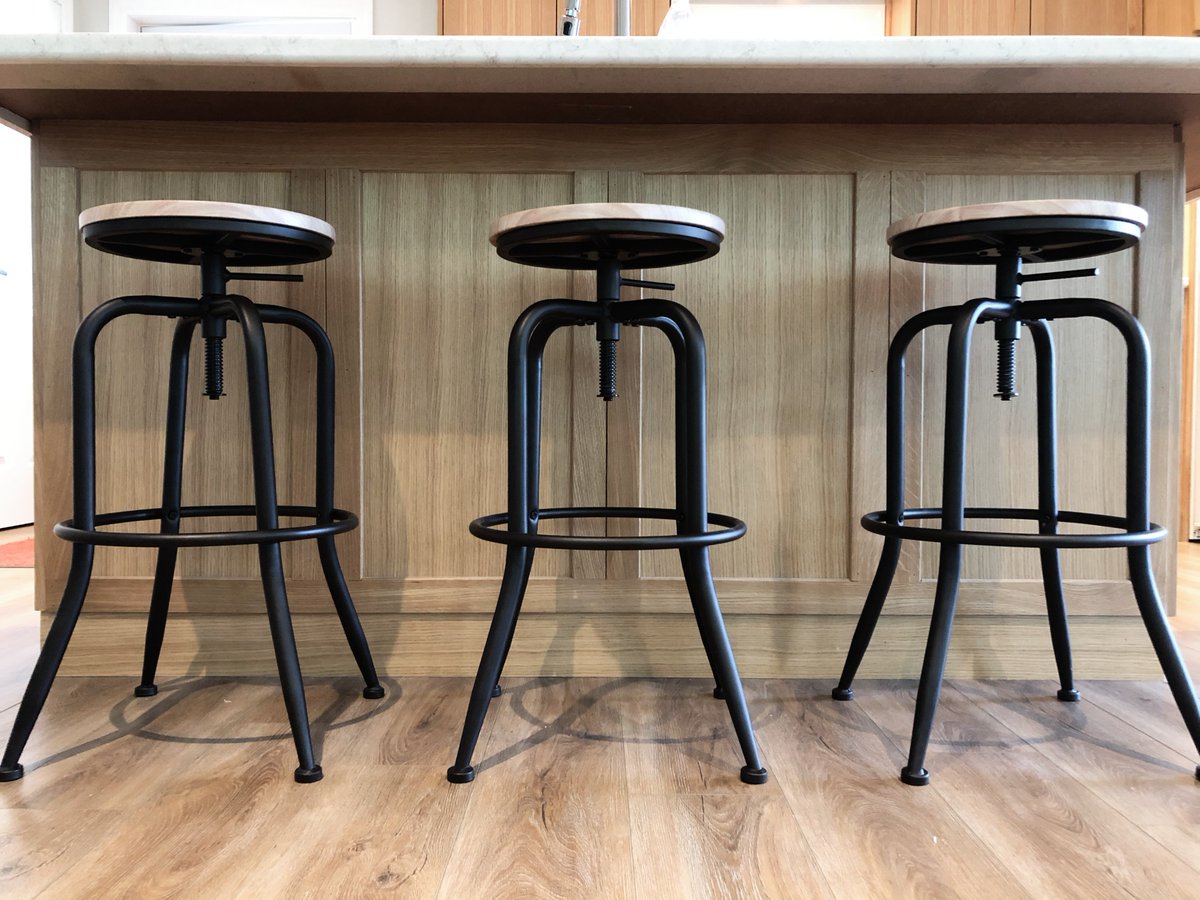 We really enjoy building our custom kitchens.... like really really enjoy it.  This white oak cottage kitchen island was pure pleasure as  each piece of wood was polished and assembled to perfection.
#MyCustomBuild #MyHaliburtonHighlands #KitchenDesign