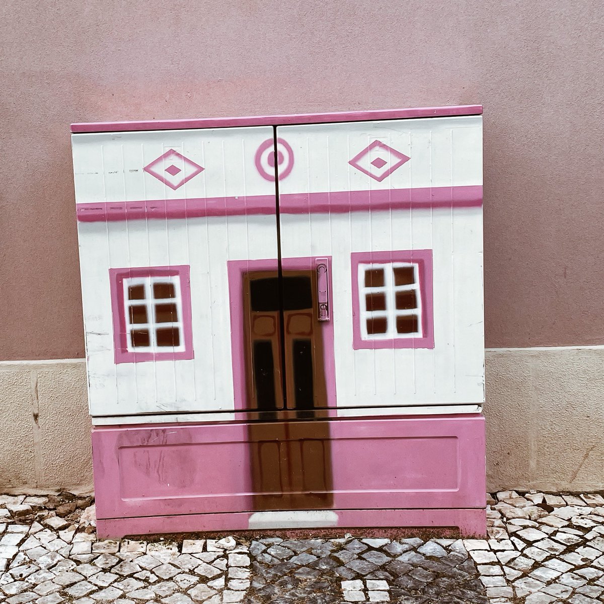 gonetodiscover's tweet photo. Some amazing street art in Silves 🇵🇹 The municipality has promoted that the electrical boxes in the small town of Silves be decorated with imaginative works of art. Some of the efforts are amazing! #art #silves #portugal #streetart #graffiti https://t.co/e3DthTZche