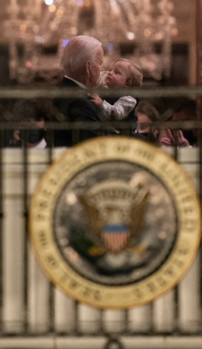 I saw a nice picture of  @JoeBiden  with his grandson and thought it would be nice to look for more pics of Presidents and their grandkids...and some random facts as well.So here is a thread of Presidents with their grandkids and some trivia - enjoy! #POTUS 