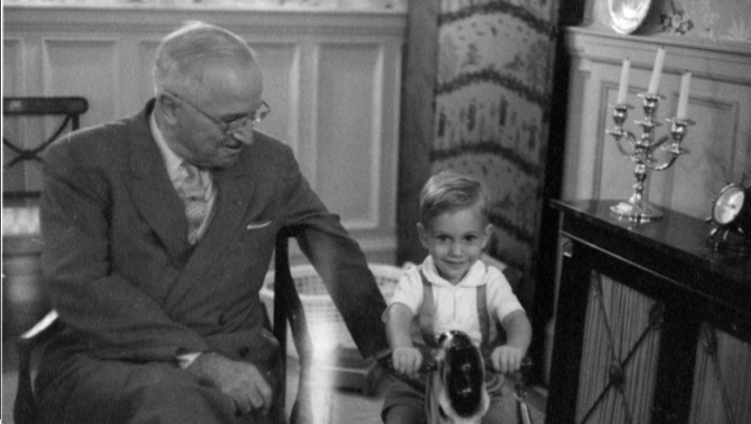 I saw a nice picture of  @JoeBiden  with his grandson and thought it would be nice to look for more pics of Presidents and their grandkids...and some random facts as well.So here is a thread of Presidents with their grandkids and some trivia - enjoy! #POTUS 