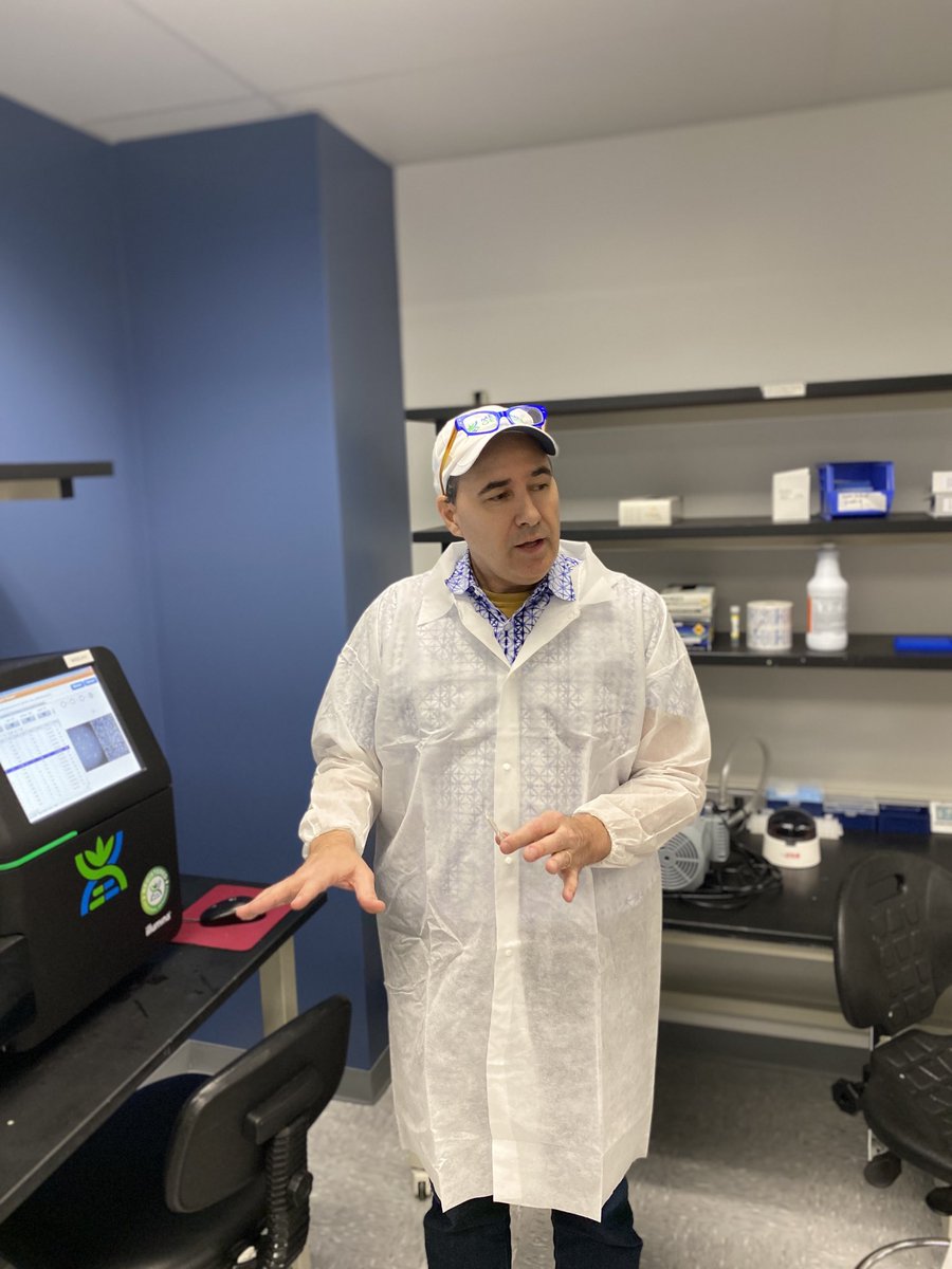 3/ My visit to an actual PCR test lab - that black machine upper left displays PCR graph lines - where ⁦ @Kevin_McKernan⁩, formerly of MIT, CSO of Medicinal Genomics, shows me that the Drosten protocols (used for COVID tests) leave out the graph line for ‘human being.’ Hence