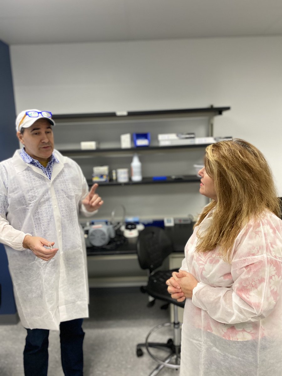 3/ My visit to an actual PCR test lab - that black machine upper left displays PCR graph lines - where ⁦ @Kevin_McKernan⁩, formerly of MIT, CSO of Medicinal Genomics, shows me that the Drosten protocols (used for COVID tests) leave out the graph line for ‘human being.’ Hence