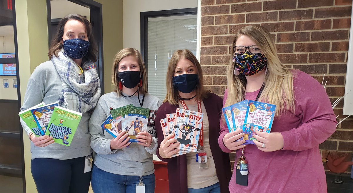 LawsonGoCards's tweet photo. A heartfelt thank you to Lawson High School Alumni Association for supporting 2nd grade students through the purchase of classroom sets of new texts.  18 sets of books were purchased with this grant money.  Thank you for paying it forward to future Lawson Alumni! https://t.co/o728WLJWh6