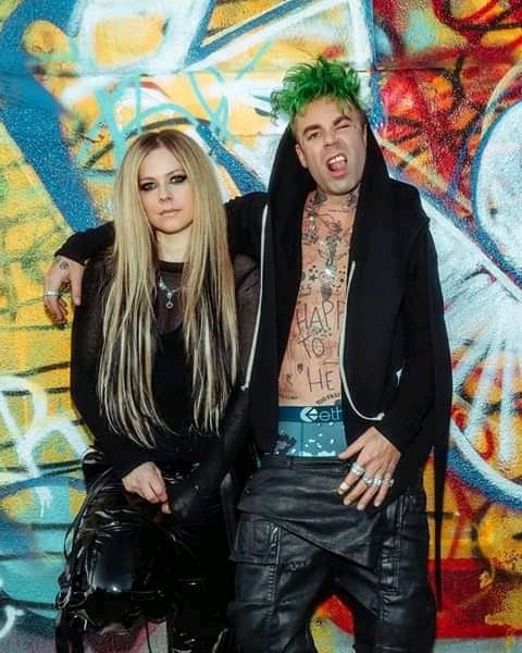 hrstnvrgrwngp's tweet photo. "I still burn for you..." #STREAMFLAMES @MODSUN @AvrilLavigne https://t.co/y3VIbaEQV3