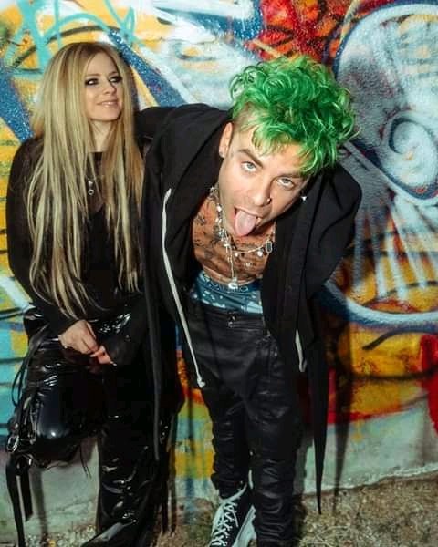 hrstnvrgrwngp's tweet photo. "I still burn for you..." #STREAMFLAMES @MODSUN @AvrilLavigne https://t.co/y3VIbaEQV3
