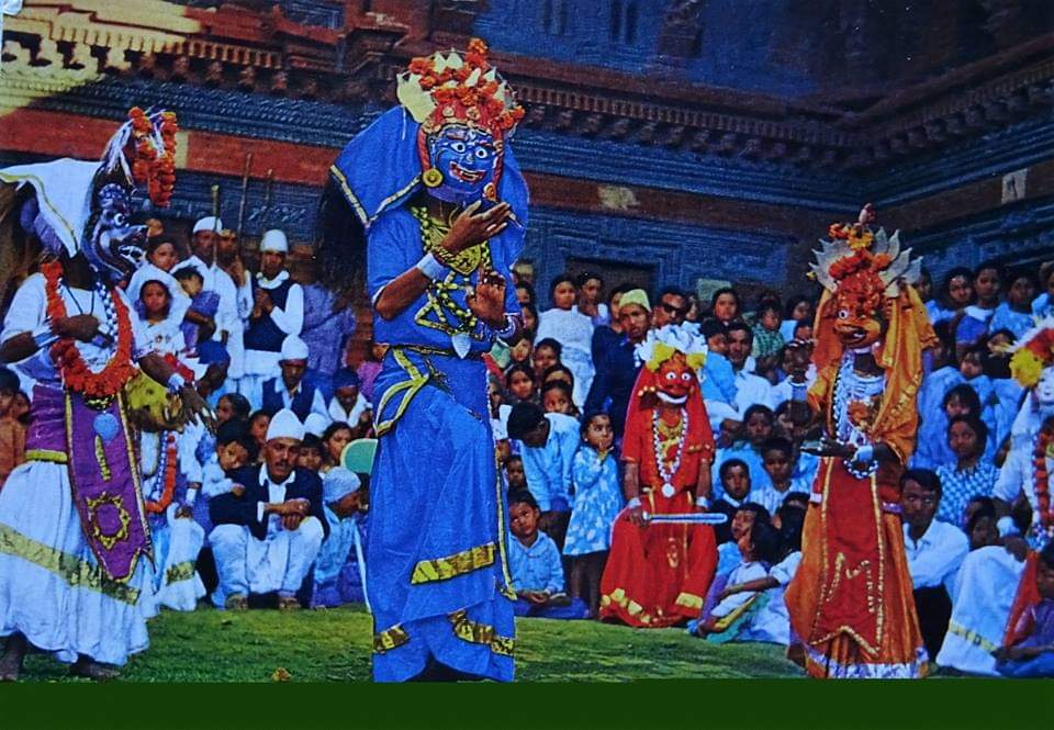 NepaValleyOP's tweet photo. यल लाय्‌कू क्षेत्र स्थित मू चुकमा हुँदै गरेको गं प्याखं । गं प्याखं एक अष्ट मातृका नाचको जुन यल (पाटन) मा मोहनि नखःको बेला निकालिन्छ । 
नेपाल संवत् १०९३

तस्वीर: Neils Davids William

आज: नेसं ११४१/०४/०५

#OldPhotosOfNepaValley #PulaanKipaa https://t.co/PoVC9ptKsk