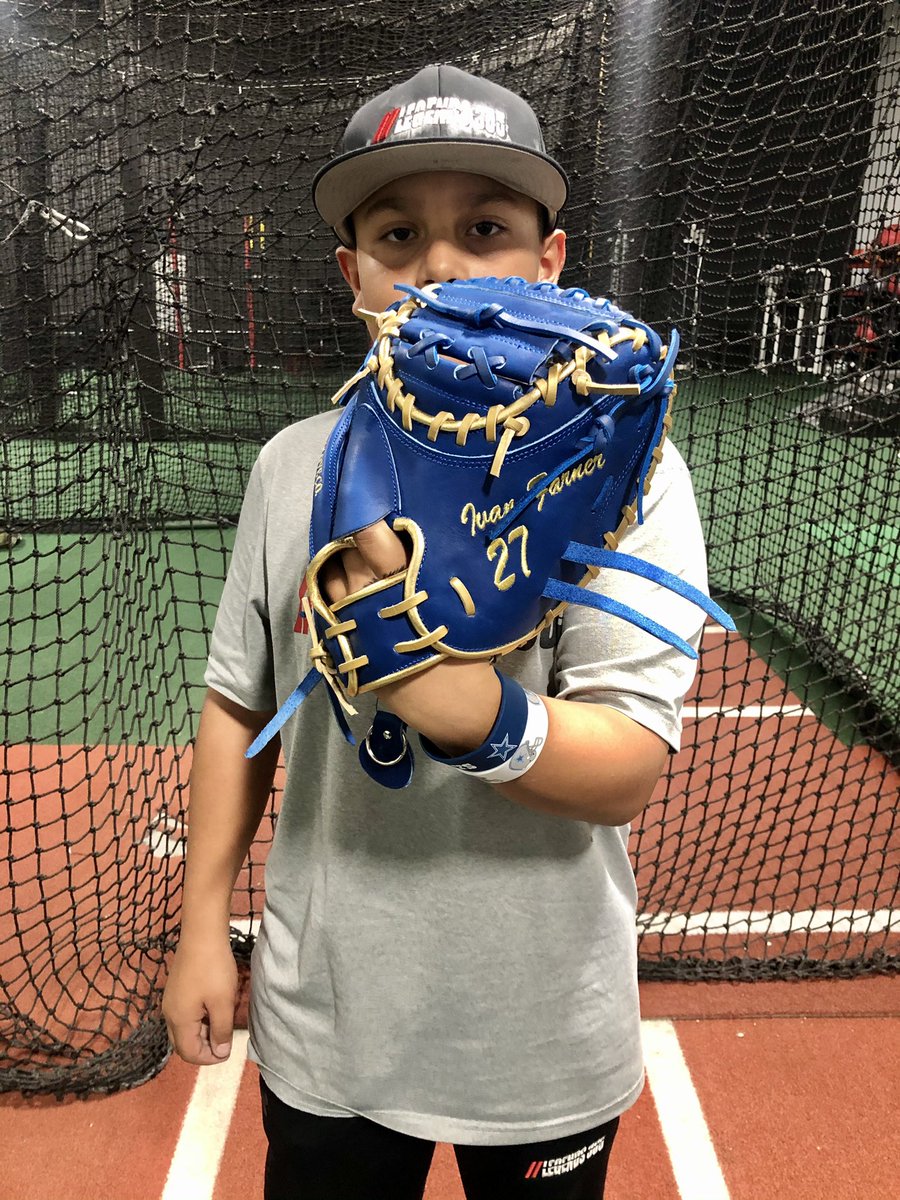 NYTILLID13's tweet photo. @cba_titans 11u C/UT Ivan Farner @Ivanfarner27 with that @RawlingsSports custom Heart of the Hide @CBABaseballUSA color scheme. S/o to Josh Roca at ZR Sports for taking care of us. #Sucio #FarmSystem #weareCBA #ProgramStrong #US>them 🤫 https://t.co/ZE1RFKElaM