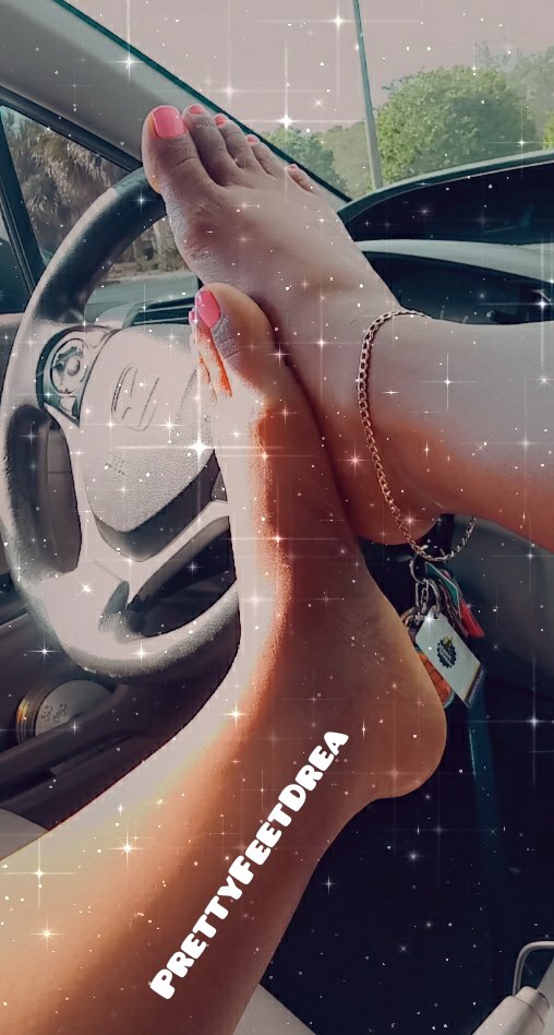 Drea42779838's tweet photo. Baby......its the pink polish for me 😛

#pinktoes #pediperfect #perfectfeet #longtoes #feetlover https://t.co/X8dd21FLLM