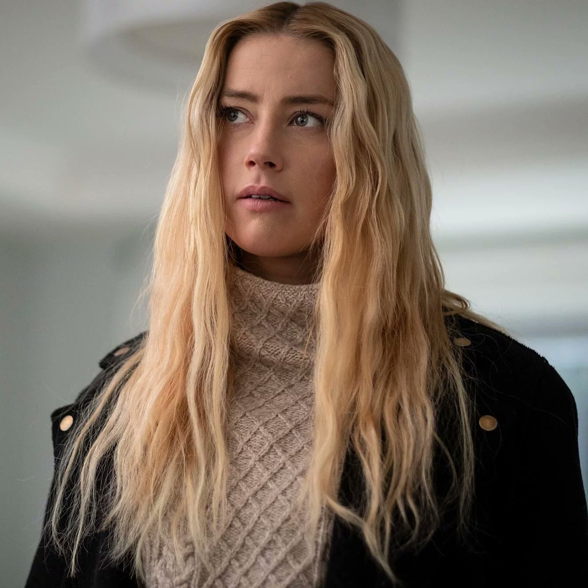 웨이브에 떴다 엠버허드보러 달려달려Translate post