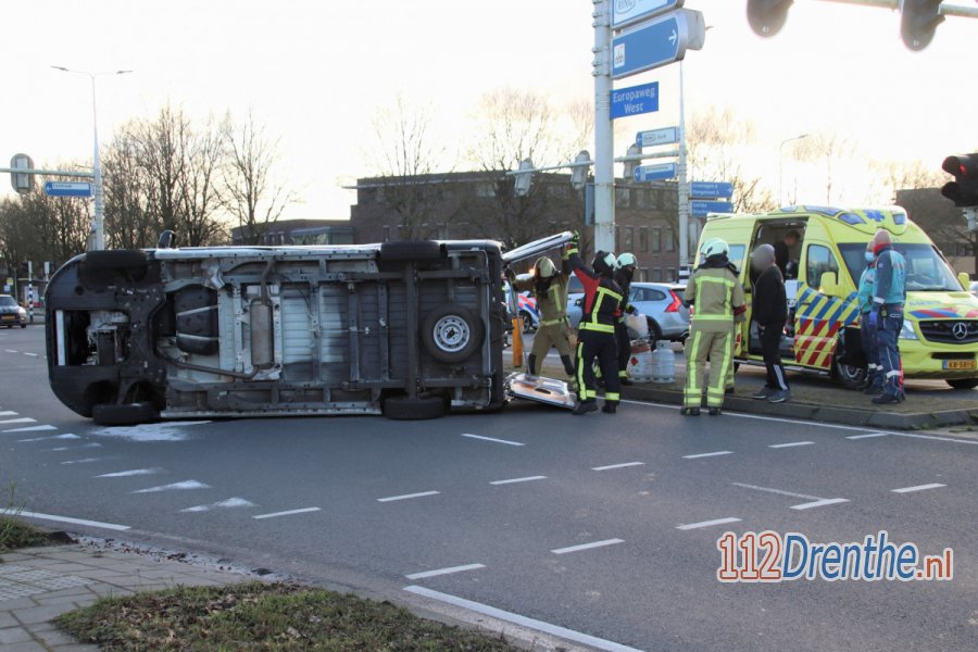 Bestelbus op zijn kant na aanrijding op kruising in #Assen. 112Drenthe.