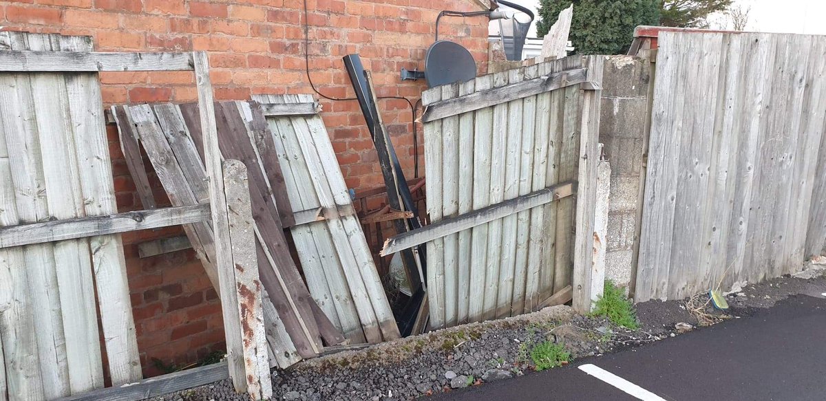 thelexusman's tweet photo. @SmartSolar this is what happens when they drive into your property and simply drive off https://t.co/bXlnbWYodJ
