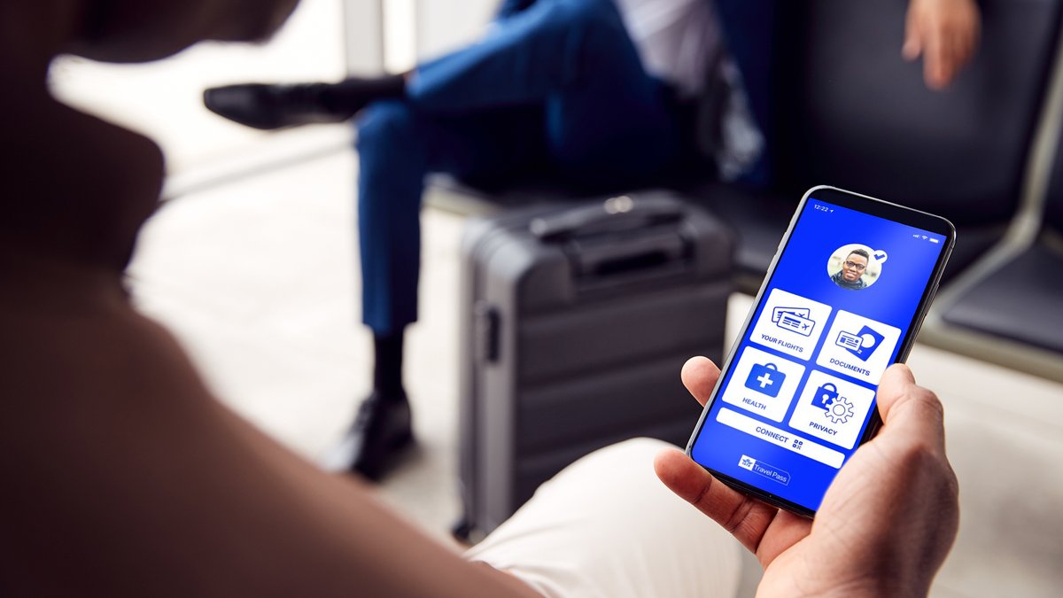 IATA's tweet photo. #IATATravelPass does not store any data centrally. It allows passengers to share their verified test or vaccination data if they choose to do so with airlines / border entry authorities. 

No data will go to ✈️ or govts without traveler authorization. https://t.co/MUxpH5N2pp https://t.co/KevoFAADlg