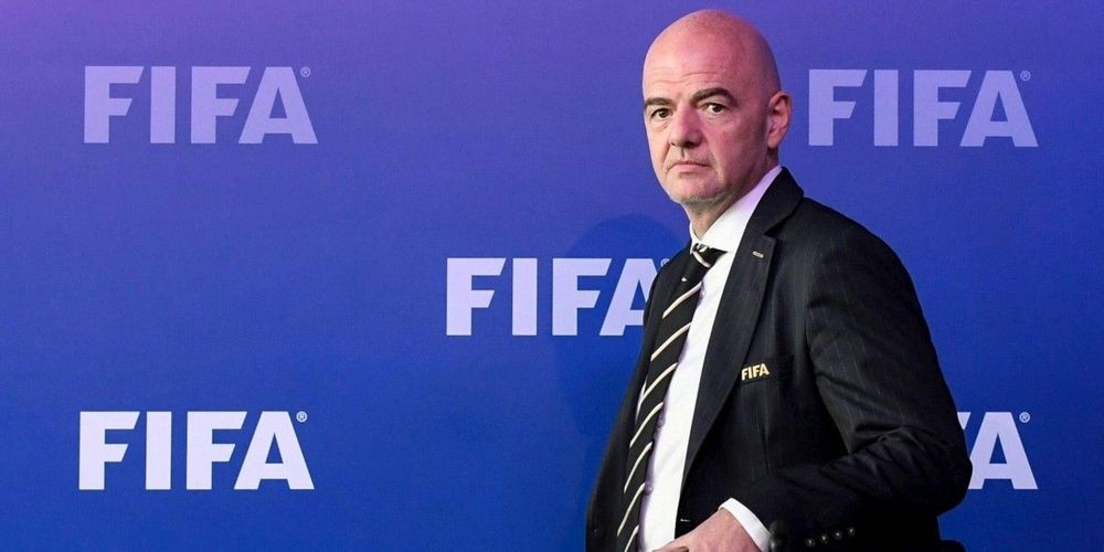 Le communiqué va même plus loin puisqu'il est clairement dit que les clubs et les joueurs, impliqués dans de telles ligues séparatistes, seront exclus des compétitions organisées par la FIFA (Coupe du Monde) ou leur confédération respective (Champions League, etc.)
