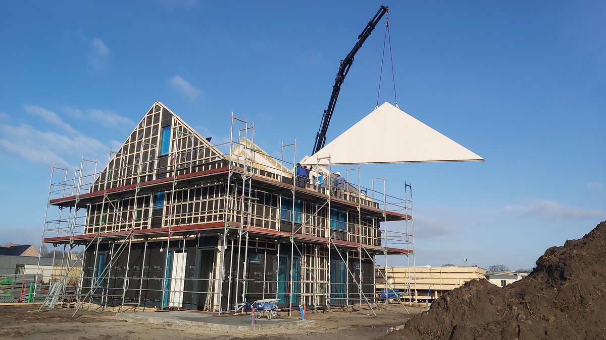 broekmanvof's tweet photo. Maandag gestart met de bouw van de eerste twee halfvrijstaande #energieneutrale #woningen in Kalterbroeken Diever. #prefab #houtskelet #circulairematerialen https://t.co/e9mpPn0Owd