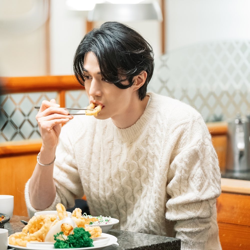 siberianwookie's tweet photo. I can't help but thinking how can someone be that so handsome and cute while eating.

#구미호뎐 #LeeDongWook #이동욱 https://t.co/rymuwGV8zx