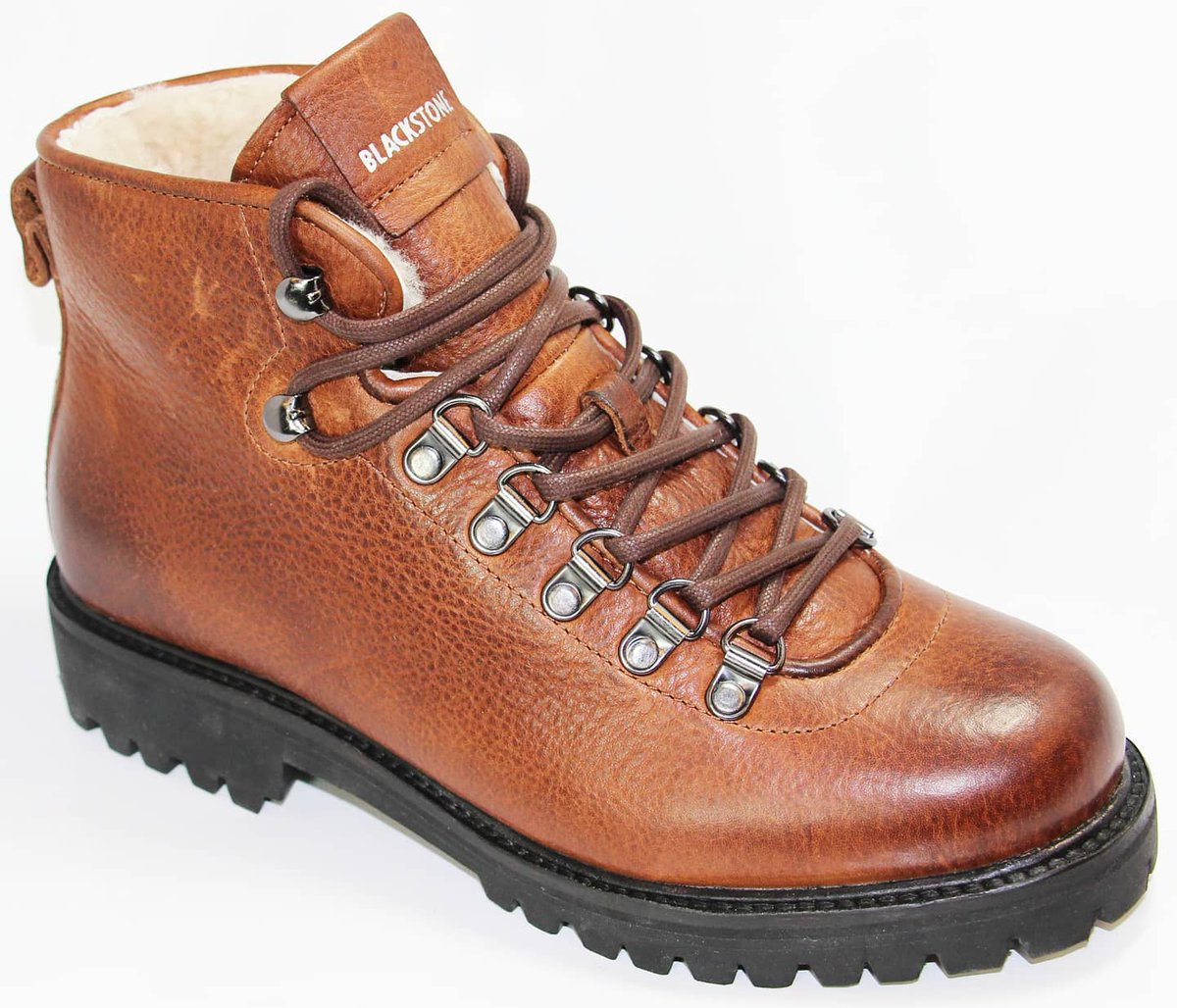 blackstonefootwear originaire des 🇳🇱 fabrique des chaussures pour 🚹 et 🚺 depuis 25 ans à partir de matériaux nobles tels que le cuir, la peau de mouton 100% naturel et et des anneaux en métal.