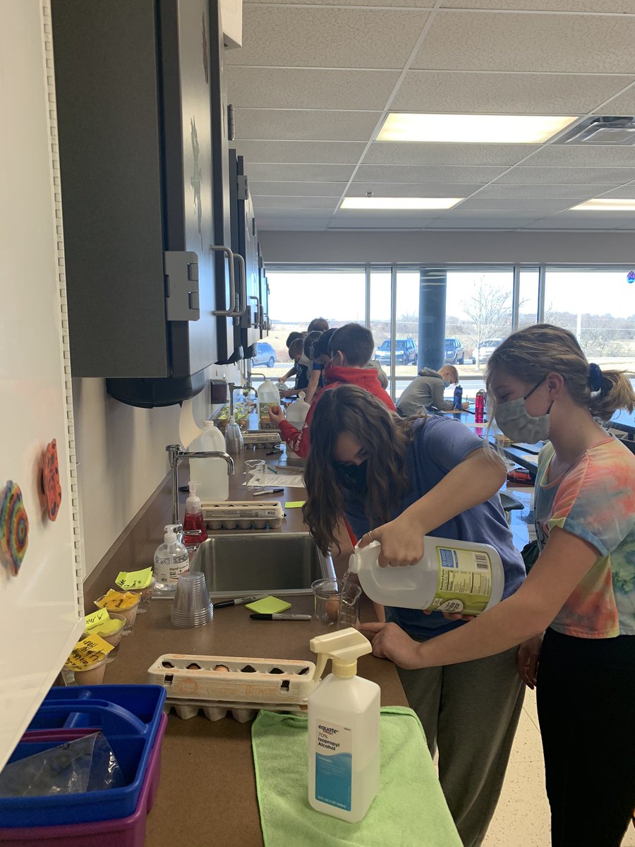 KindlerJoshua's tweet photo. Osmosis Lap in Mrs. Handley’s class. #kidsengaged #sciencerocks #talentedteacher @TheCreekMCMS https://t.co/rOc92LfhZA