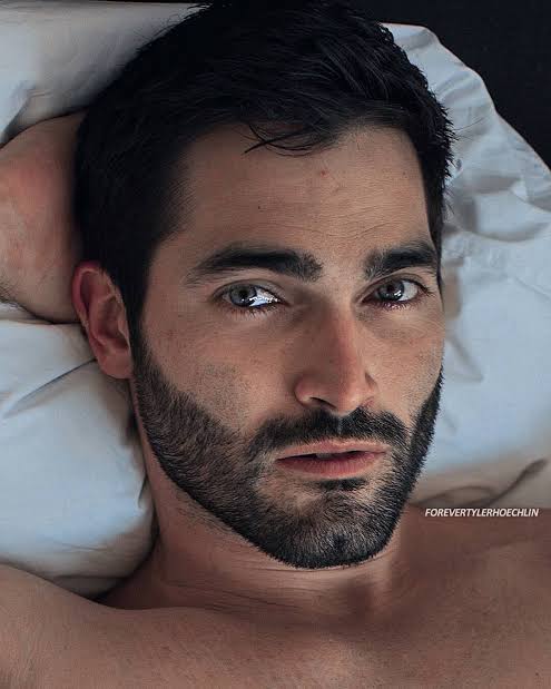 Tyler Hoechlin. Vs. Stephen Amell