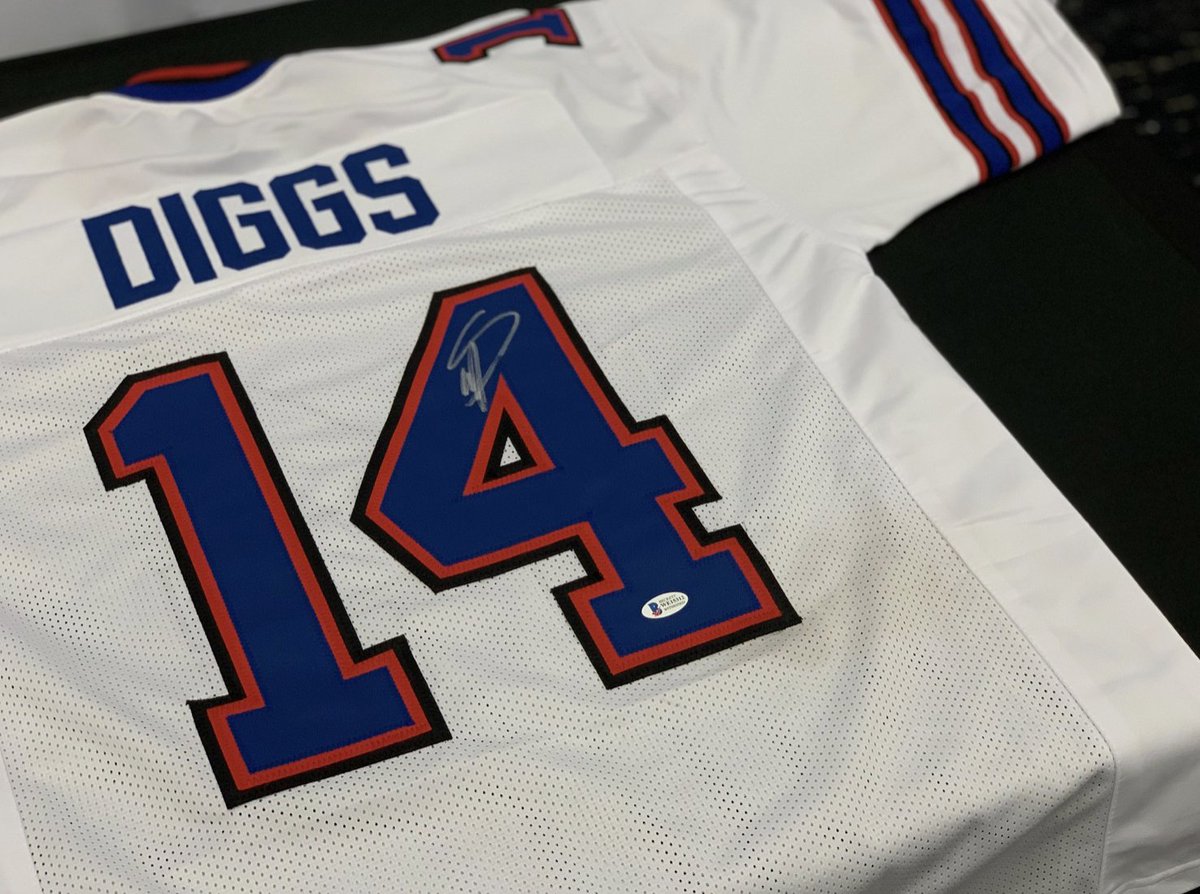 26shirts's tweet image. Another big playoff weekend means another @TSEBuffalo giveaway!

Just RT and follow @TSEBuffalo (and us!) for a chance to win a signed white Stefon Diggs jersey.  

One random winner gets selected Monday. #BillsMafia