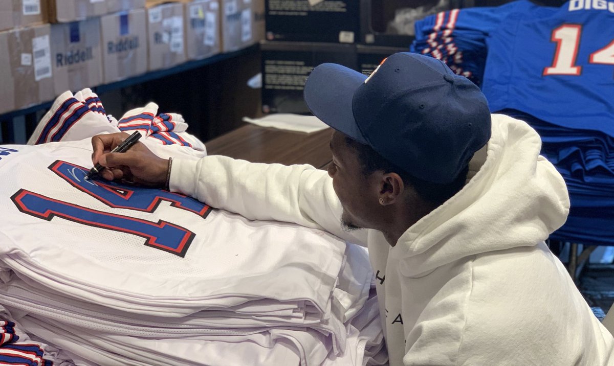 26shirts's tweet image. Another big playoff weekend means another @TSEBuffalo giveaway!

Just RT and follow @TSEBuffalo (and us!) for a chance to win a signed white Stefon Diggs jersey.  

One random winner gets selected Monday. #BillsMafia